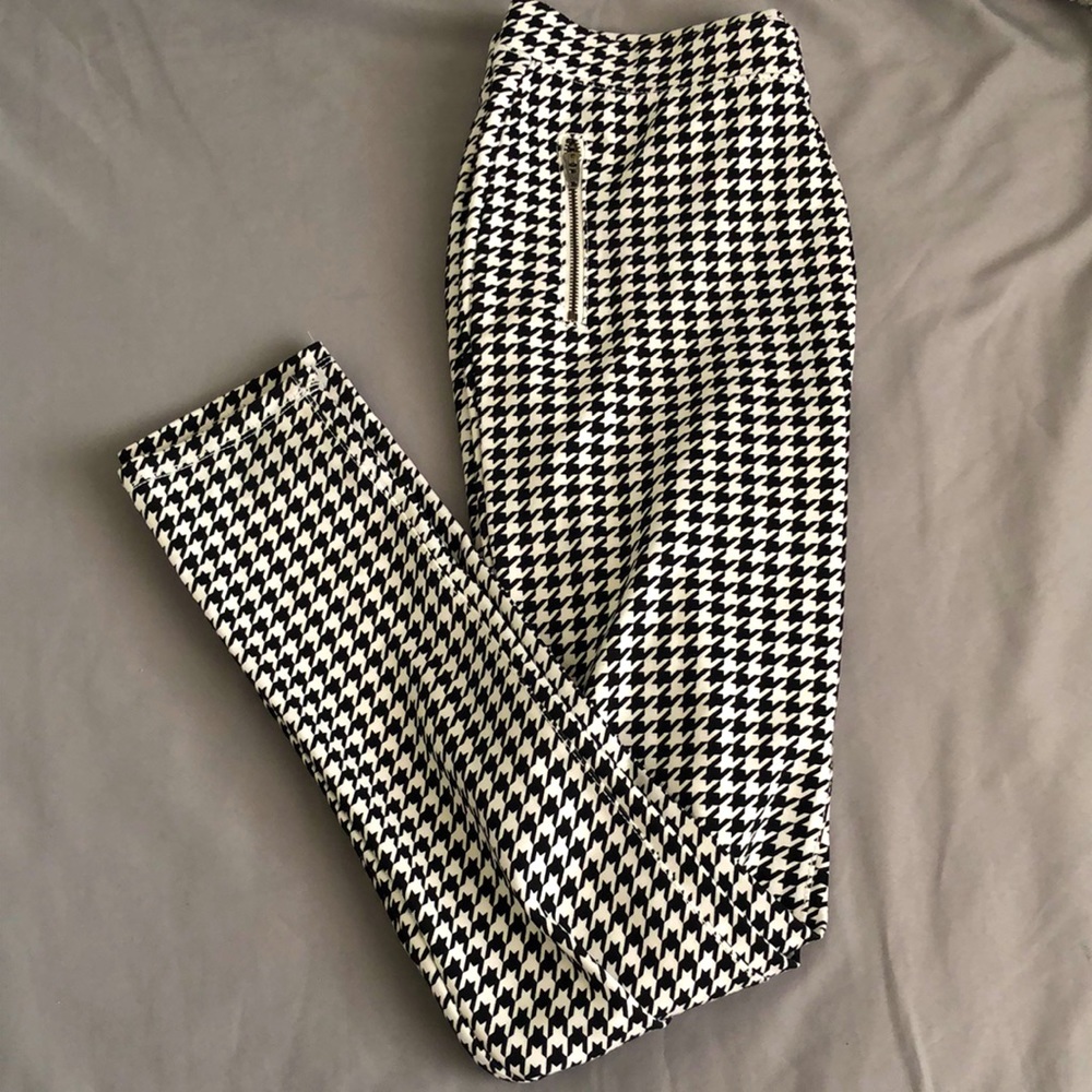 Black and white cotton leggings with zipper pockets